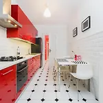 Modern Urban Escape - Old Town - By Upstairs *