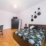 Modern Urban Escape - Old Town - By Upstairs דירה