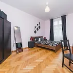 Modern Urban Escape - Old Town - By Upstairs *