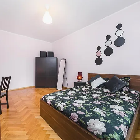 Modern Urban Escape - Old Town - By Upstairs Apartmán