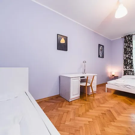 Modern Urban Escape - Old Town - By Upstairs Daire