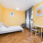 Modern Urban Escape - Old Town - By Upstairs *