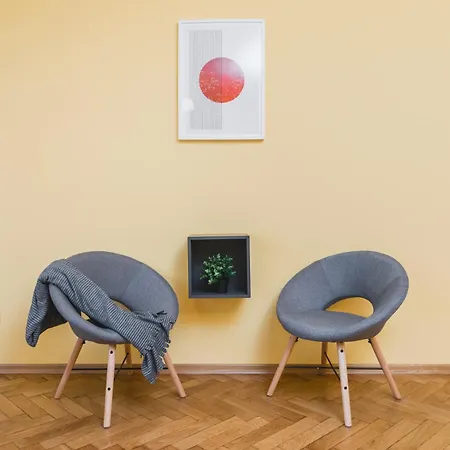Modern Urban Escape - Old Town - By Upstairs Daire